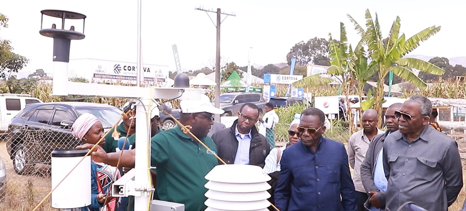 Mh. Mizengo Pinda atembelea Banda la TMA Nanenane Mbeya